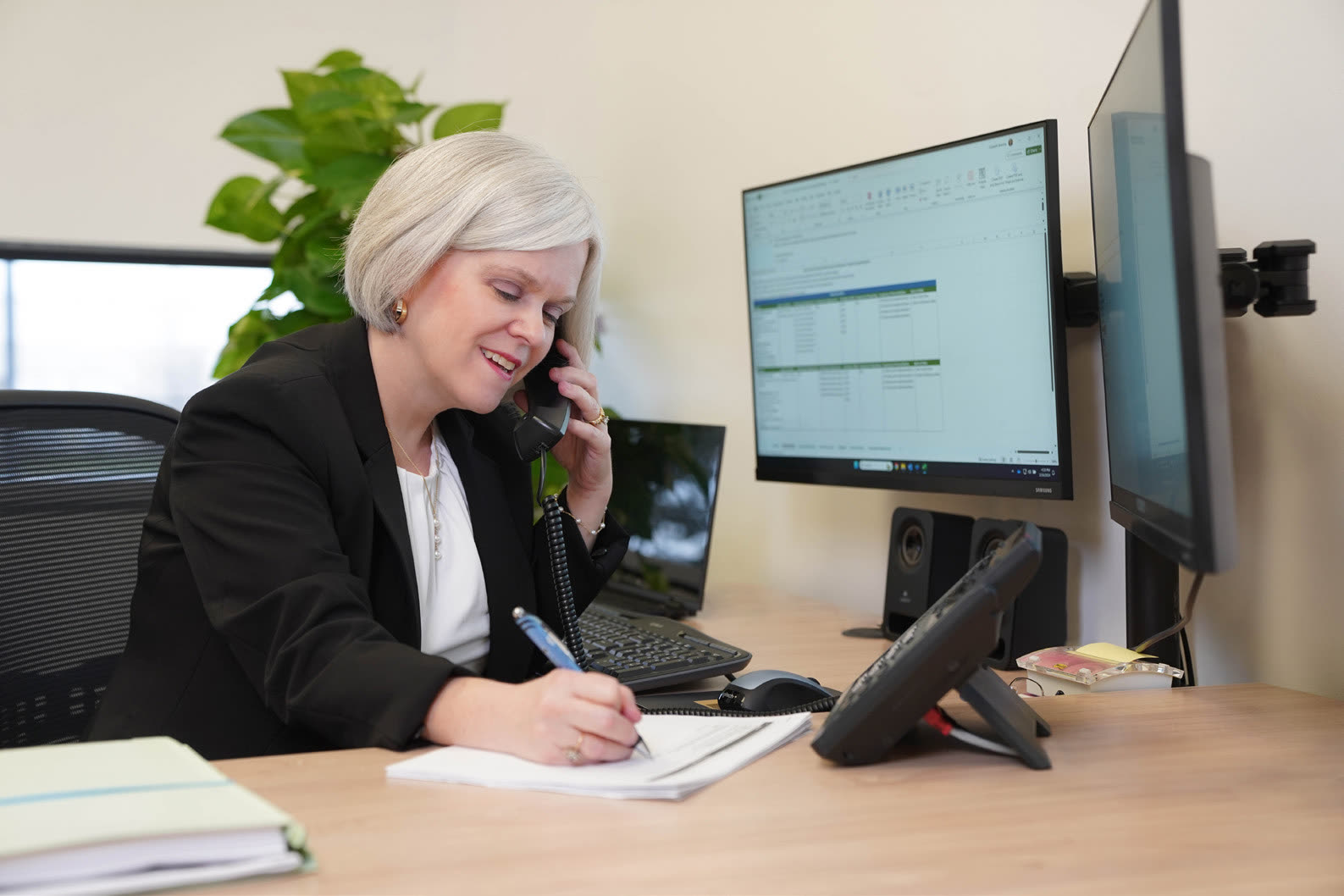 A Navarro consultant on the phone with a client